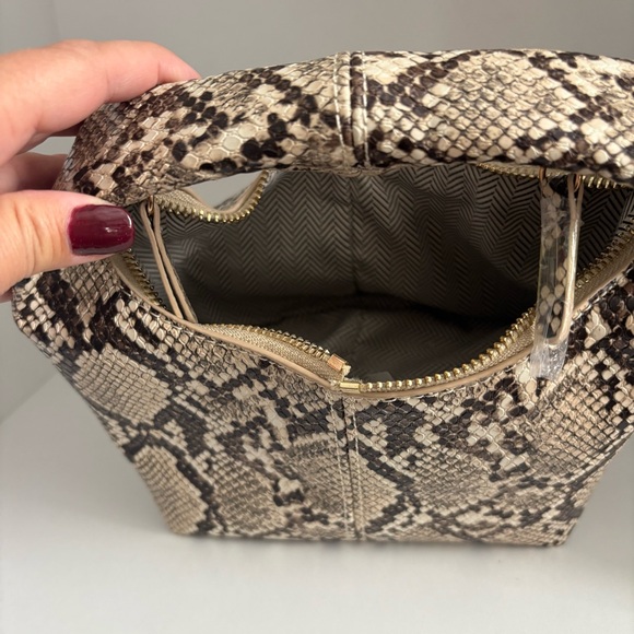 Faux Snakeskin Clutch w/zipper - Picture 4 of 4